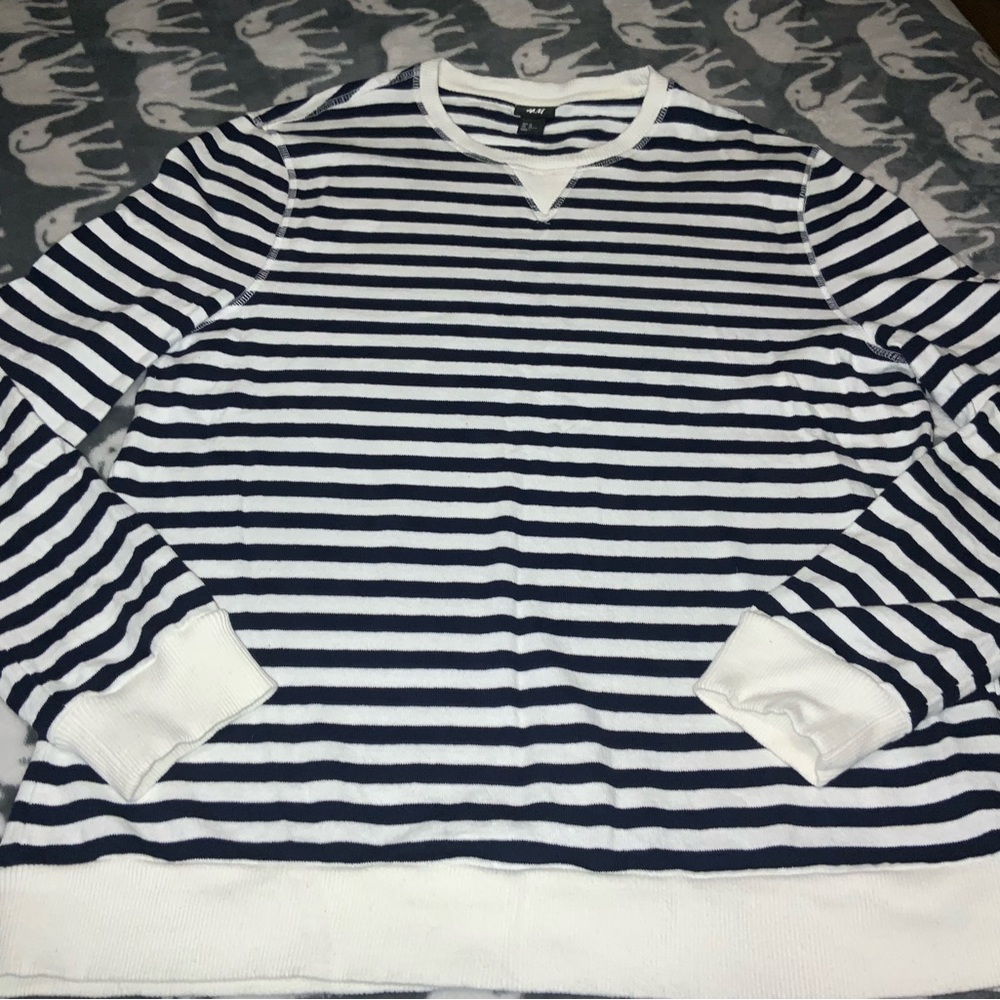 H an M  men’s long sleeve top.  Size XL.